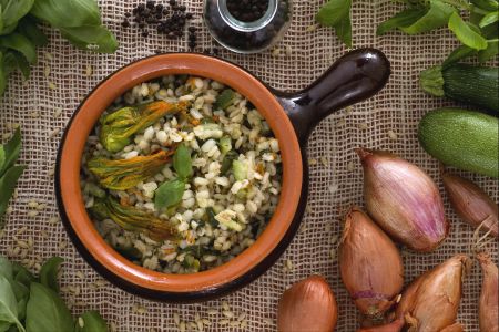 Orzotto com abobrinha e flores de abóbora