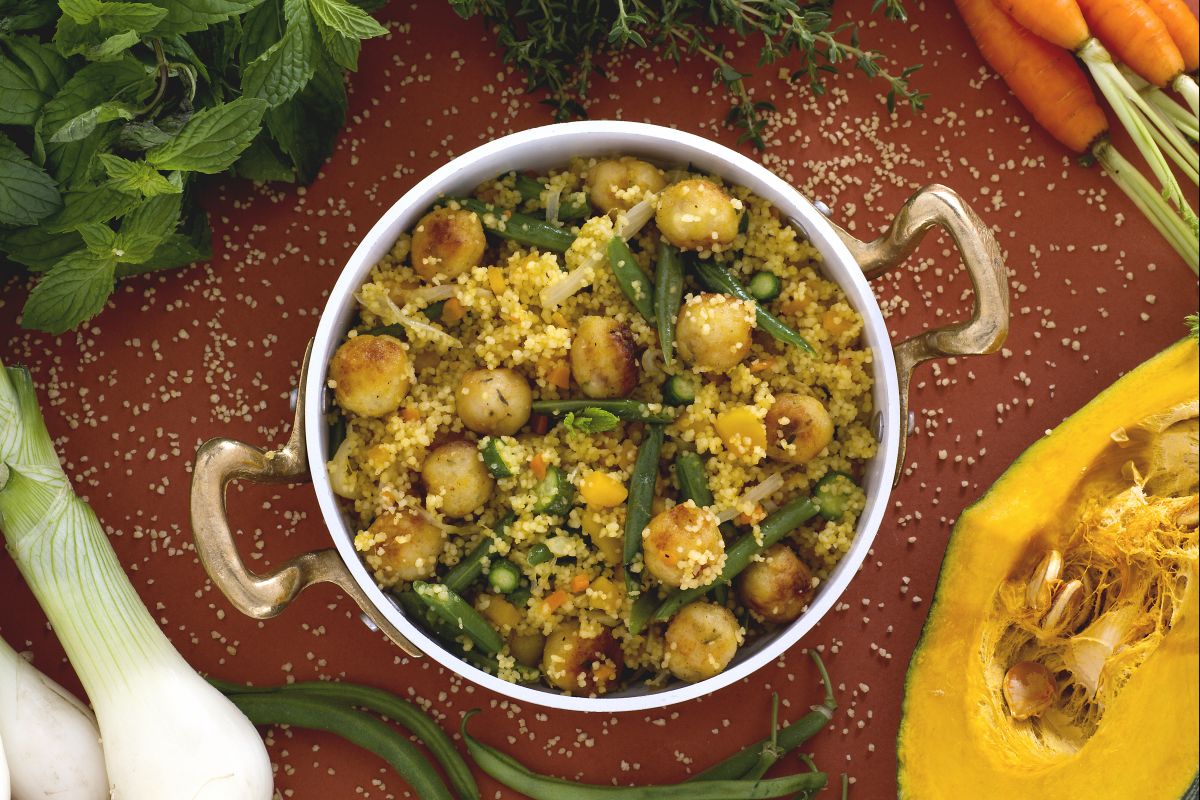 Cuscuz com legumes e bolinhos de peixe