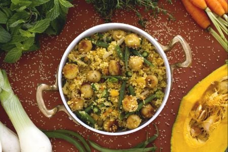 Cuscuz com legumes e bolinhos de peixe
