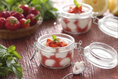 Copinhos de ricota e morangos