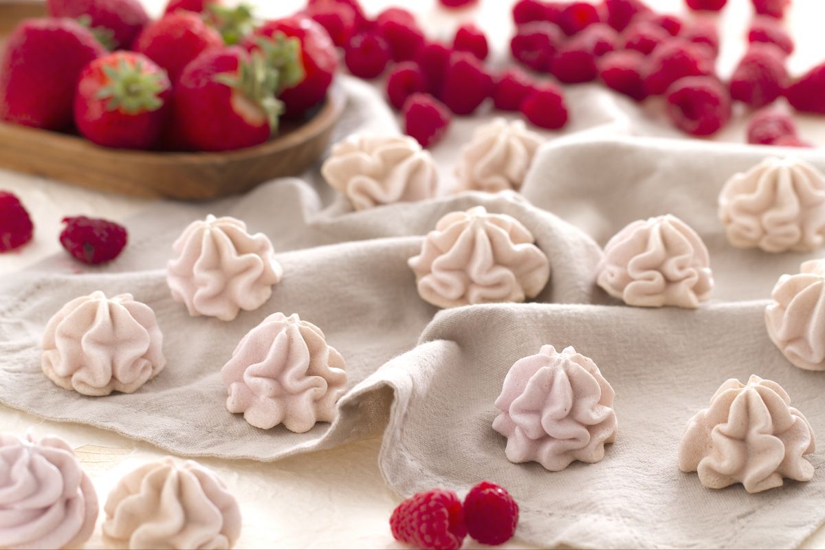 Merengues com frutas vermelhas