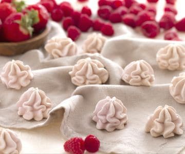 Merengues com frutas vermelhas