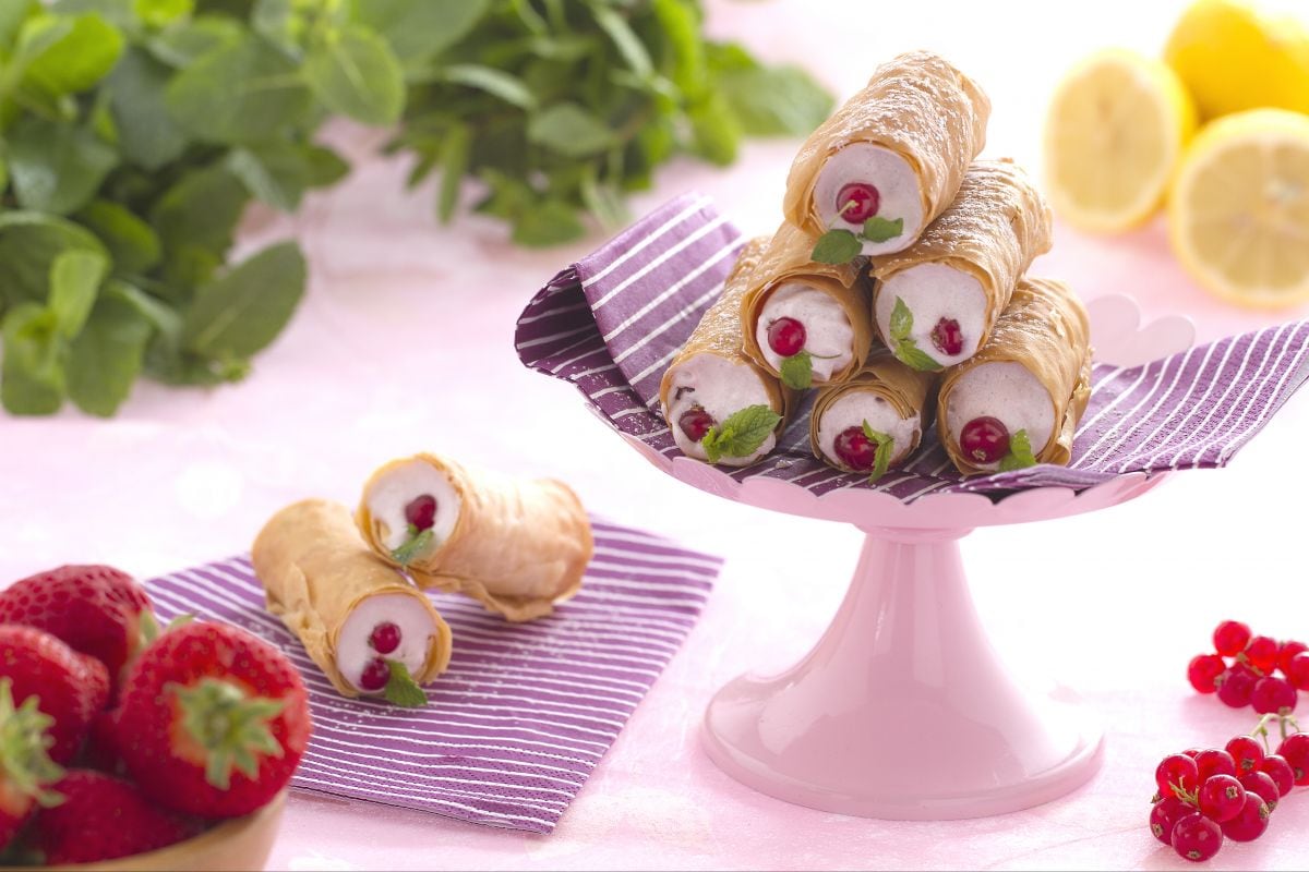 Canudos de massa filo com merengue de frutas vermelhas