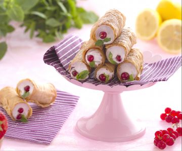 Canudos de massa filo com merengue de frutas vermelhas