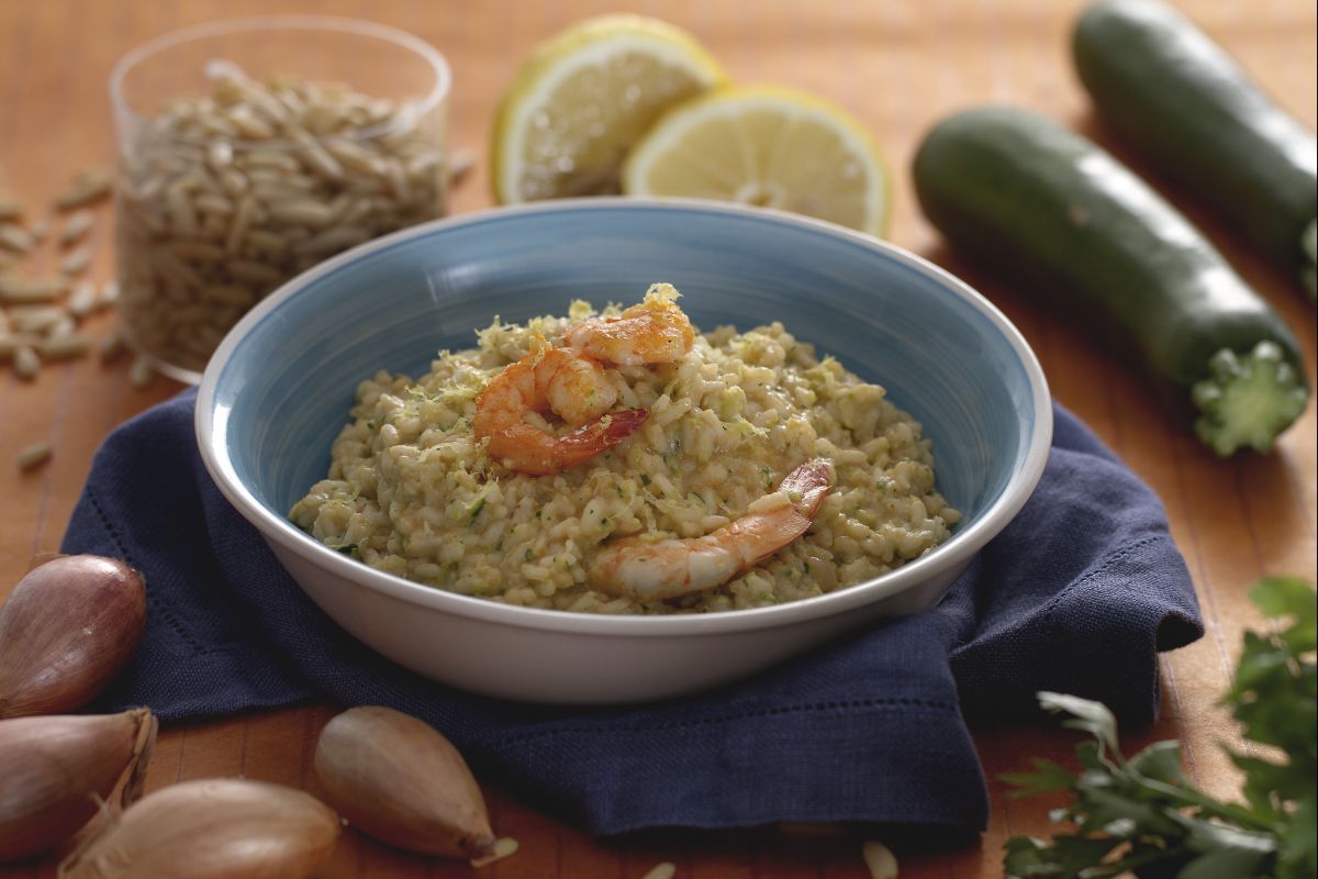 Risotto com pesto de abobrinha, iogurte e camarões
