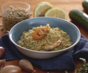 Risotto com pesto de abobrinha, iogurte e camarões