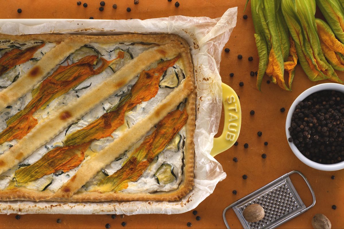 Torta salgada de ricota e flores de abóbora