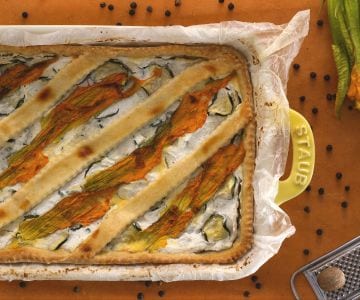 Torta salgada de ricota e flores de abóbora