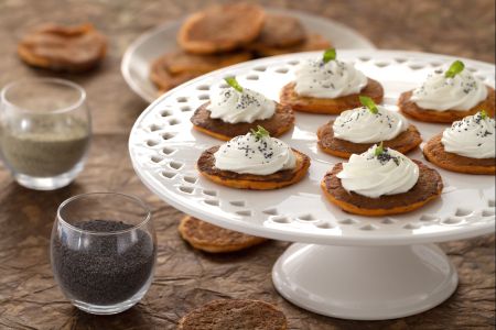 Panquecas salgadas de tomate e manjericão