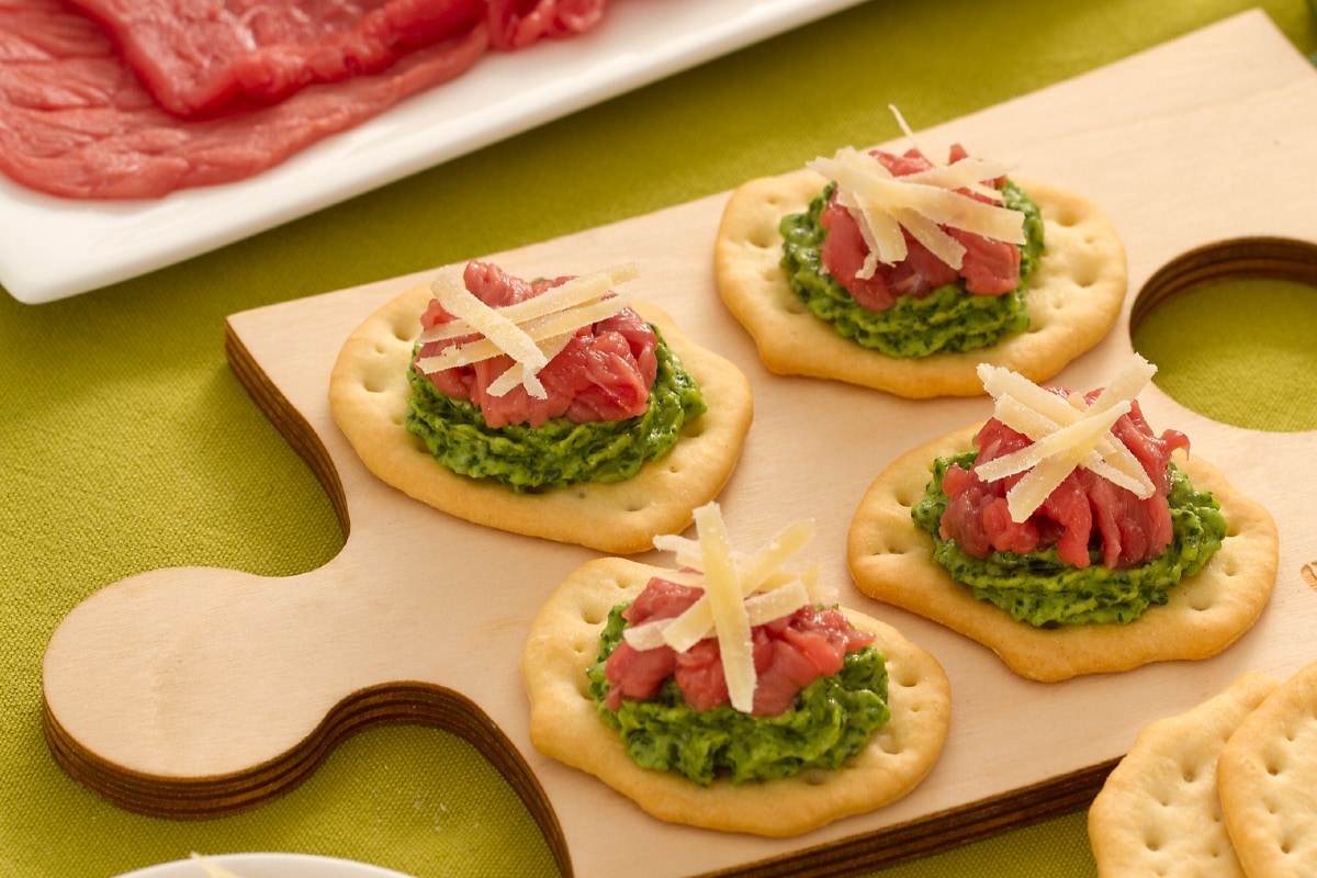 Focaccias com carpaccio de carne, rúcula e sbrinz