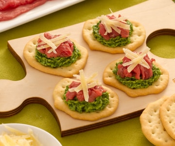 Focaccias com carpaccio de carne, rúcula e sbrinz