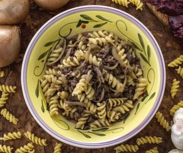 Fusilli com fígados de frango