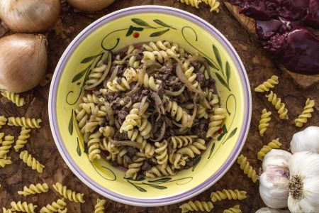 Fusilli com fígados de frango