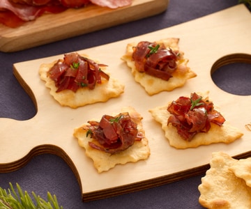 Folhados clássicos com bresaola à vinagrete