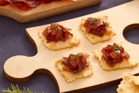 Folhados clássicos com bresaola à vinagrete