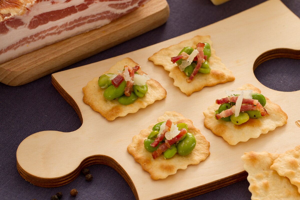 Folhados clássicos com favas, bacon e pecorino