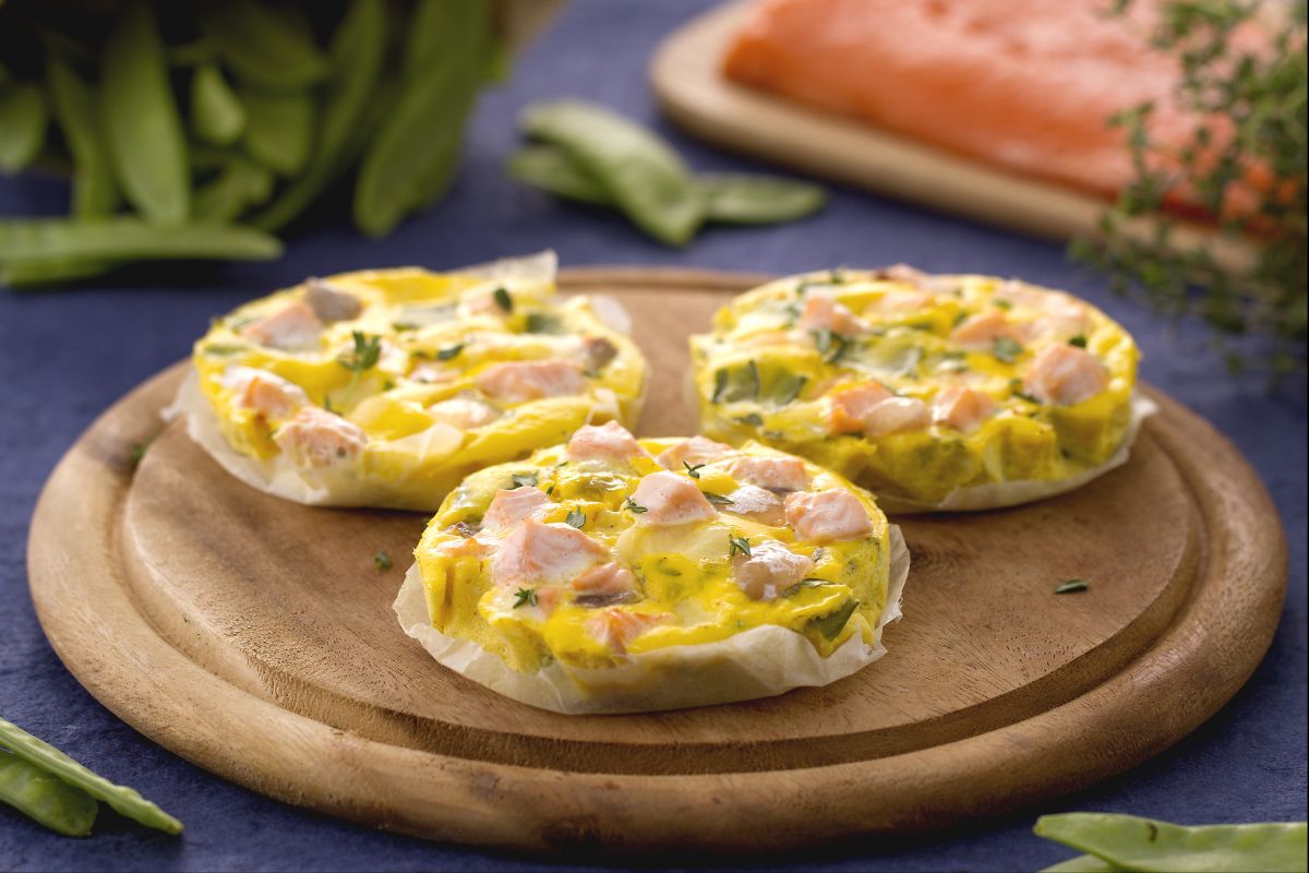 Frittatine de salmão com tomilho e ervilhas-tortas