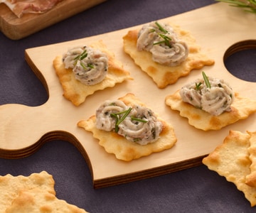 Folhados com pasta de banha com alecrim