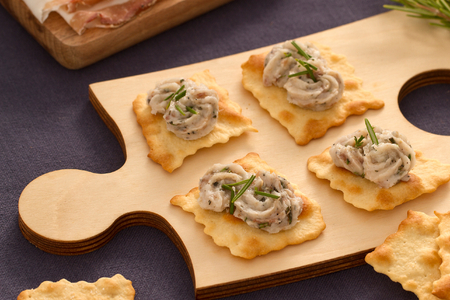 Folhados com pasta de banha com alecrim