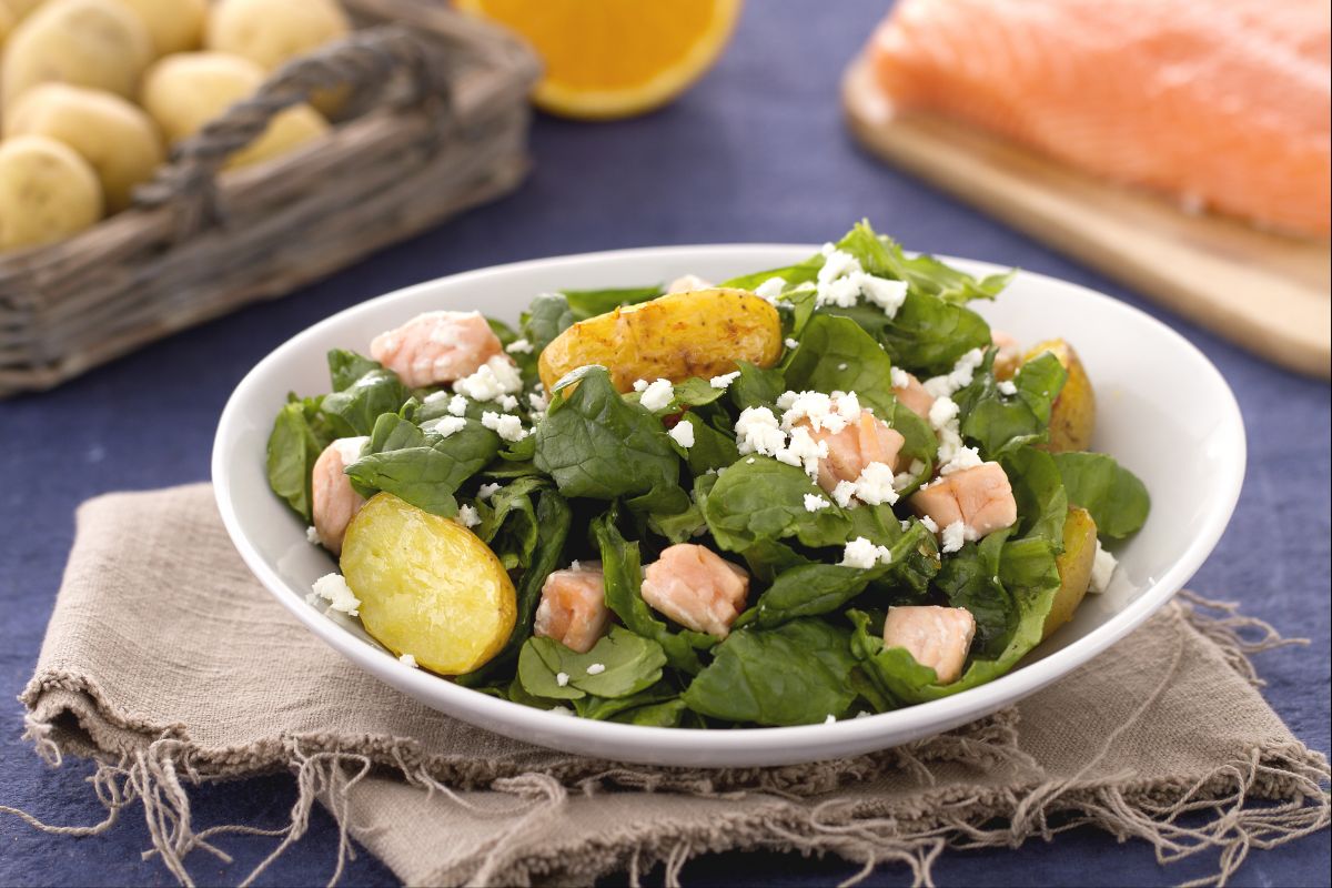 Salada de espinafre com batatas, salmão e feta