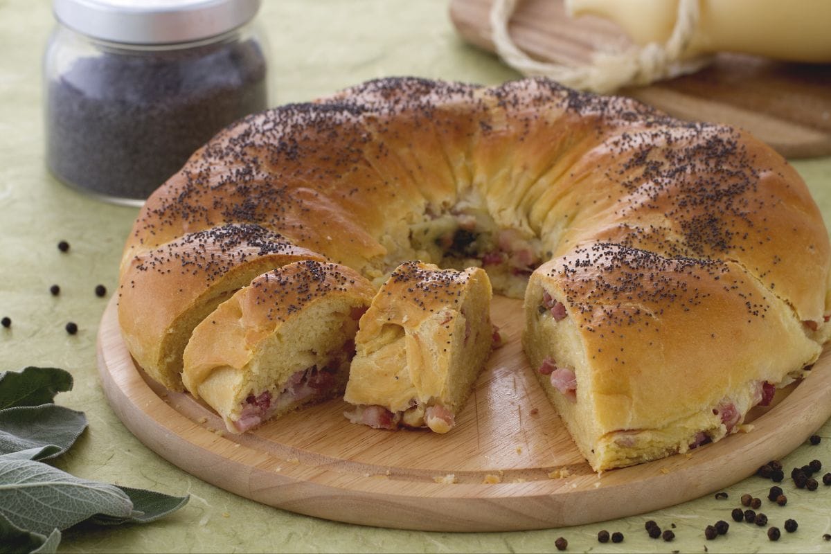 Rosca salgada com queijos e bacon
