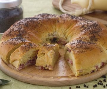 Rosca salgada com queijos e bacon