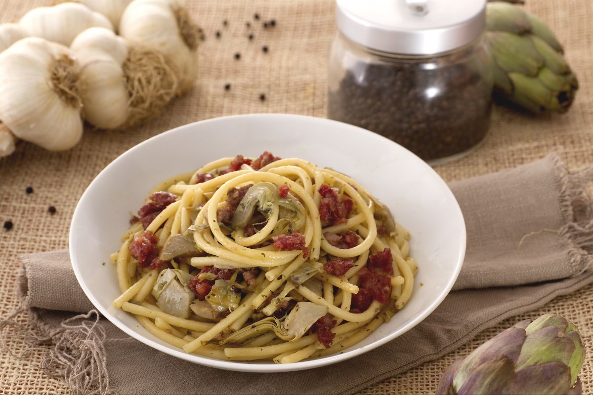 Bucatini com zampone crocante e alcachofras