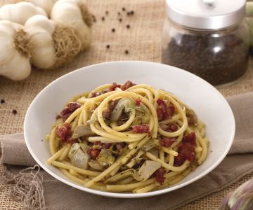 Bucatini com zampone crocante e alcachofras