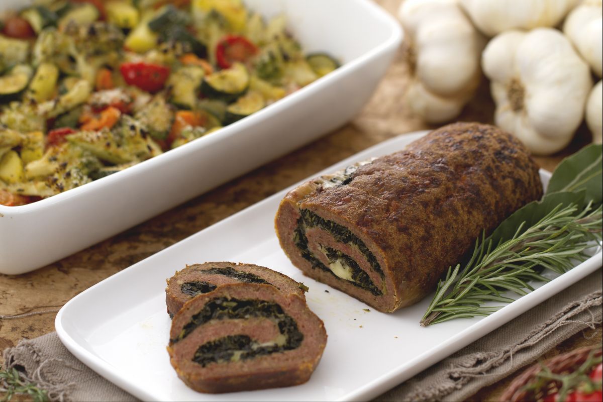 Rocambole de carne moída com bandeja de legumes
