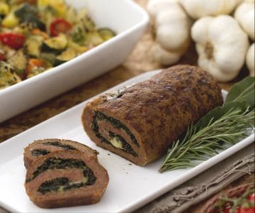 Rocambole de carne moída com bandeja de legumes