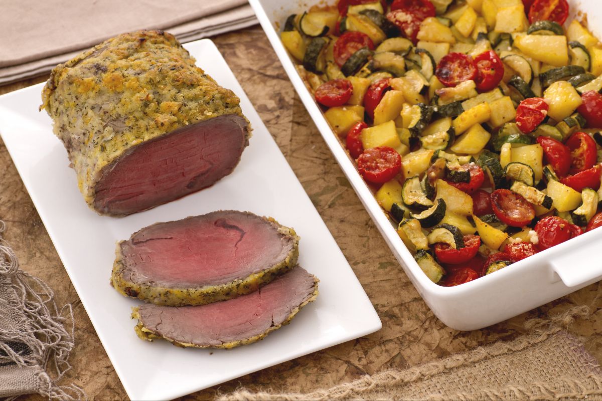 Rosbife com cítricos e assadeira de batatas, abobrinhas e tomatinhos
