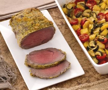 Rosbife com cítricos e assadeira de batatas, abobrinhas e tomatinhos