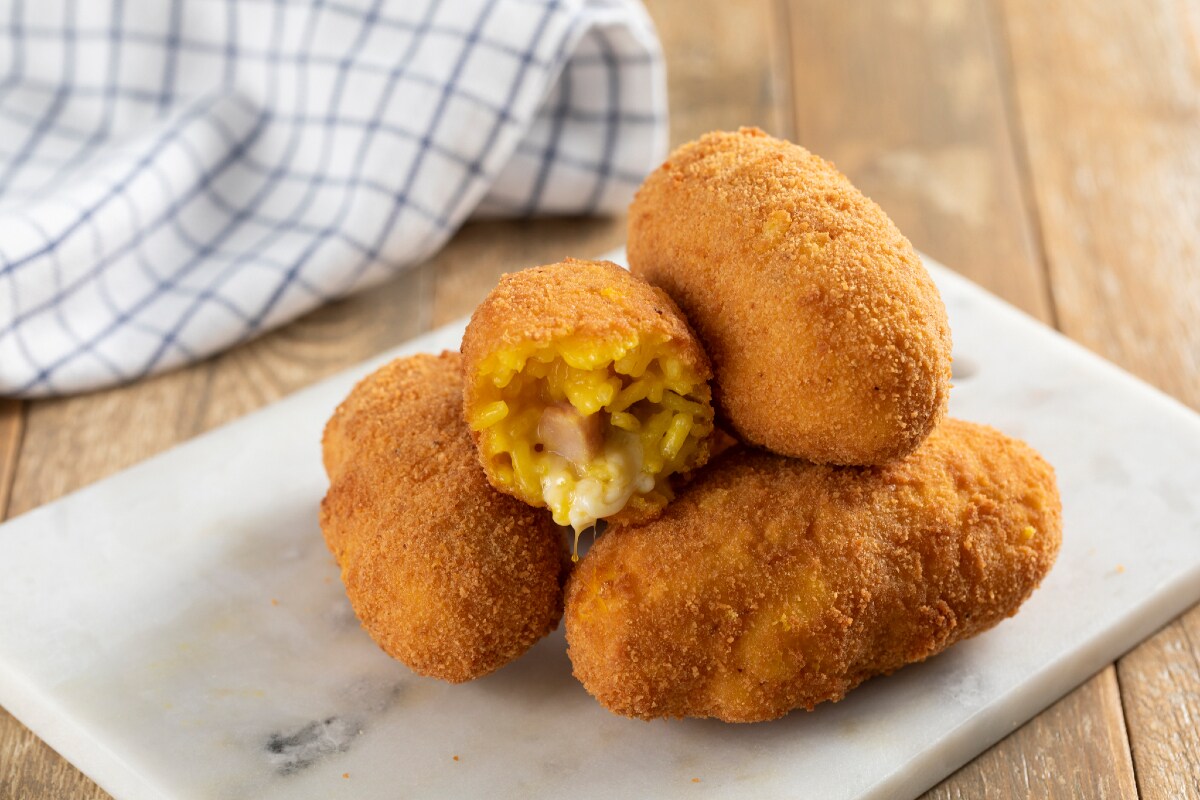 Croquetes de arroz com provolone e presunto cozido