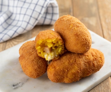 Croquetes de arroz com provolone e presunto cozido