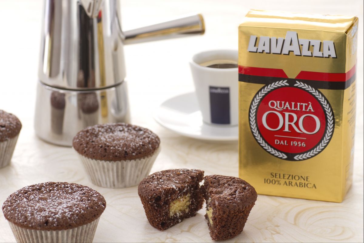Cupcake de chocolate e café com coração branco