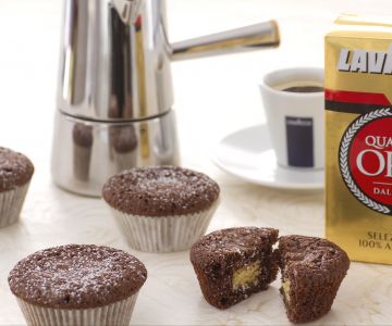 Cupcake de chocolate e café com coração branco