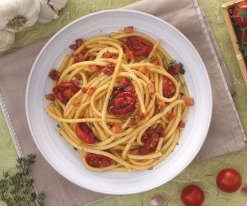 Bucatini com tomatinhos confit e cubos de bacon