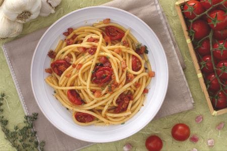 Bucatini com tomatinhos confit e cubos de bacon