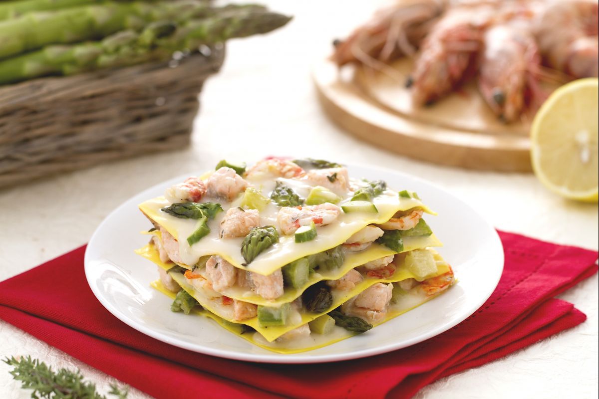 Lasanha de salmão, camarão e aspargos