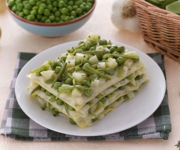 Lasanha com vagens, batatas e ervilhas