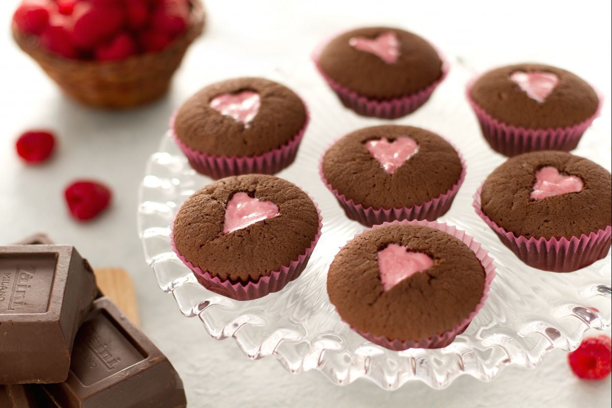 Cupcake de chocolate com coração rosa