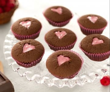Cupcake de chocolate com coração rosa