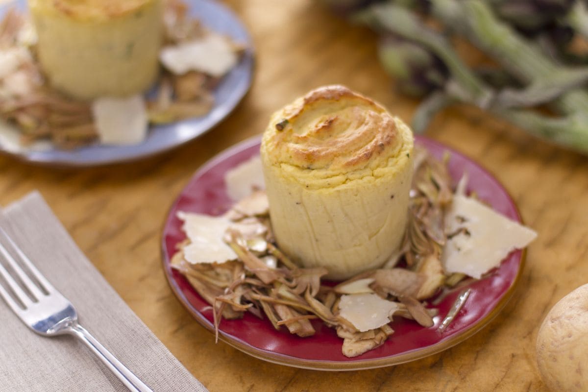 Tortinha de batata com salada de alcachofra