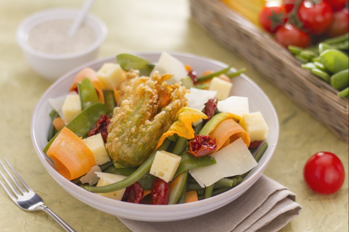 Salada primavera com legumes e queijos
