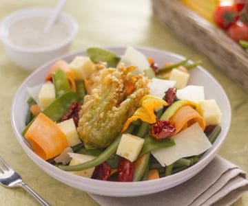 Salada primavera com legumes e queijos