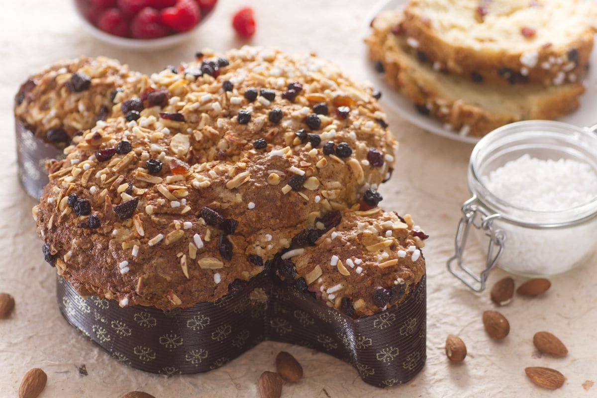 Colomba rápida com frutas vermelhas