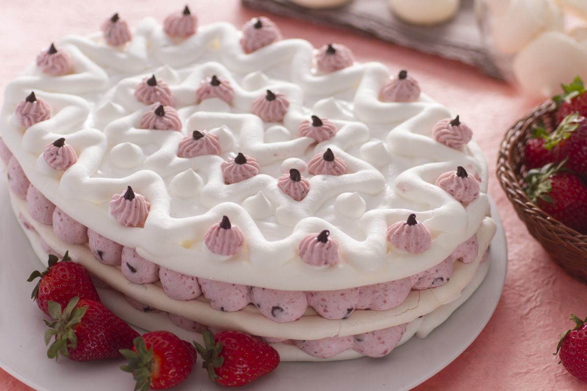 Merengue de Páscoa com morangos e chocolate