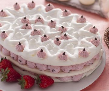 Merengue de Páscoa com morangos e chocolate