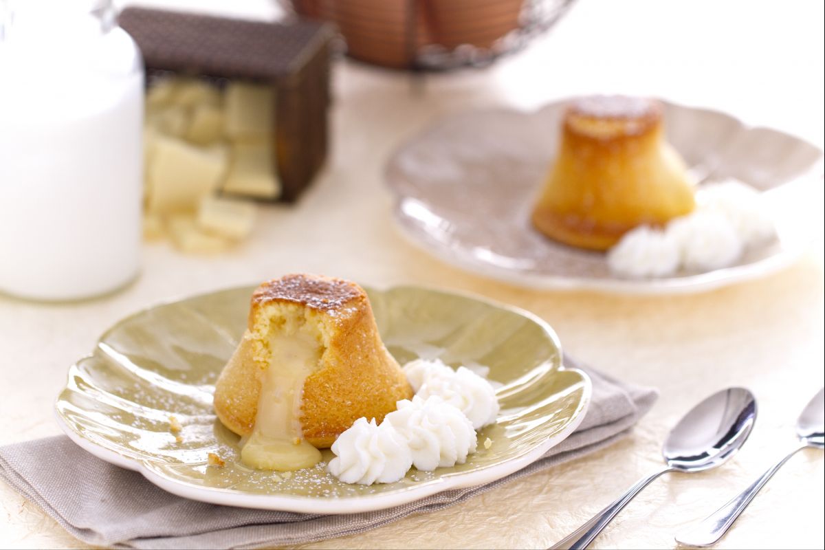 Bolinho de chocolate branco com chantilly de marasquino