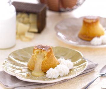 Bolinho de chocolate branco com chantilly de marasquino